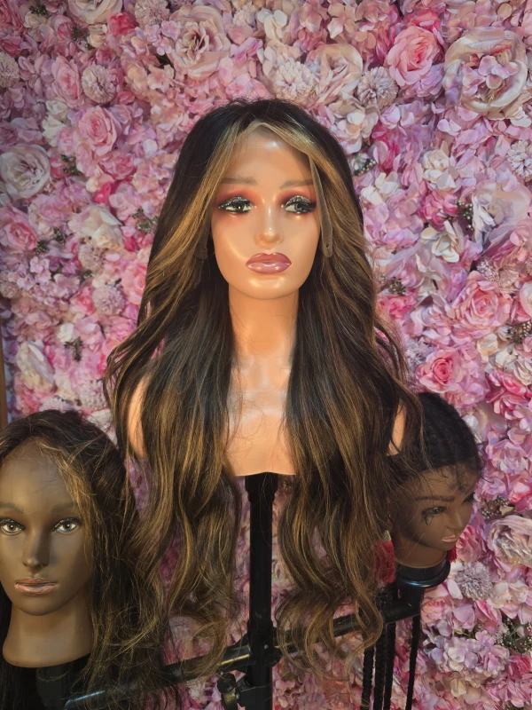 Peluca lace frontal de580's foto | Laly Extensiones |  BizneCubano